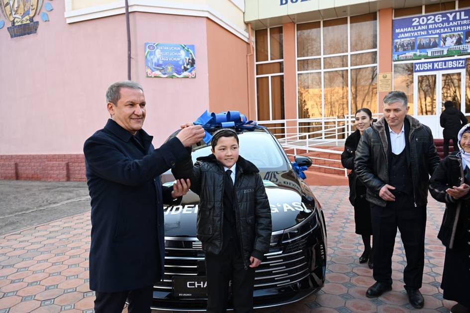 Президент билан учрашувда қўшиқ куйлаган ўқувчига машина берилди